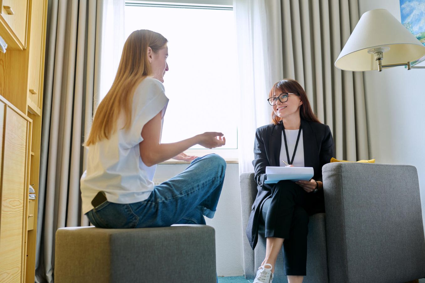 Junge Frau im Gesundheitspsychologie Studium