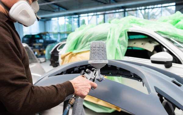 Fahrzeuglackierer bei der Arbeit in der Werkstatt