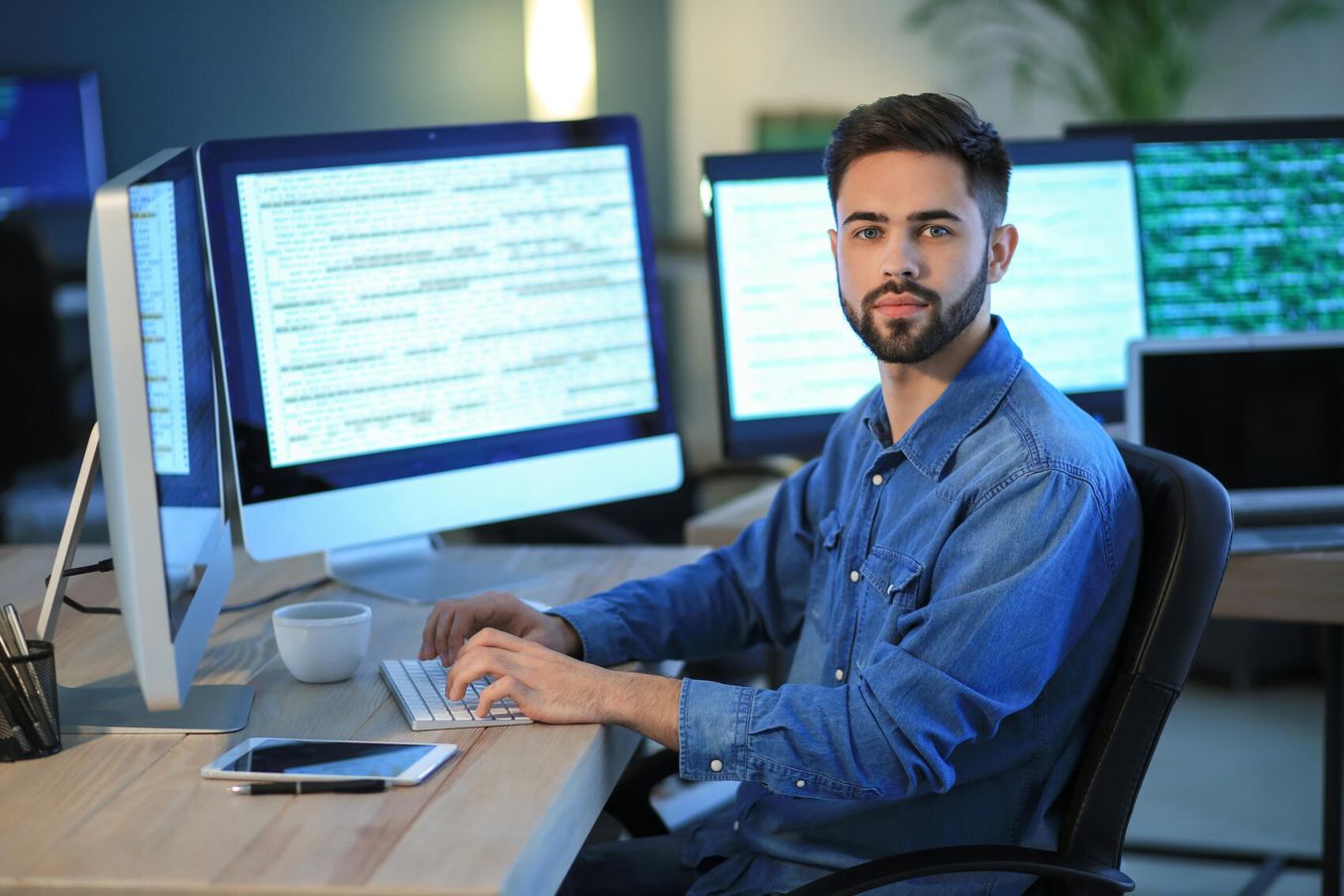 Meteorologie Studium – Student prognostiziert ein Wetterphaenomen