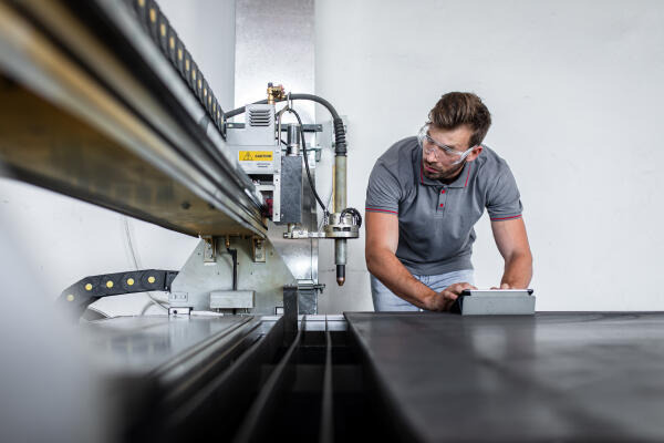 Metallteil wird abgesägt Metallteil wird abgesägt