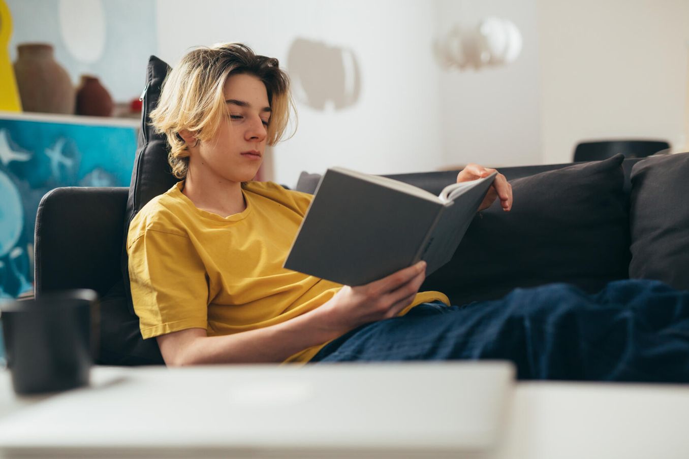 Junger Mann in Studentenwohnung