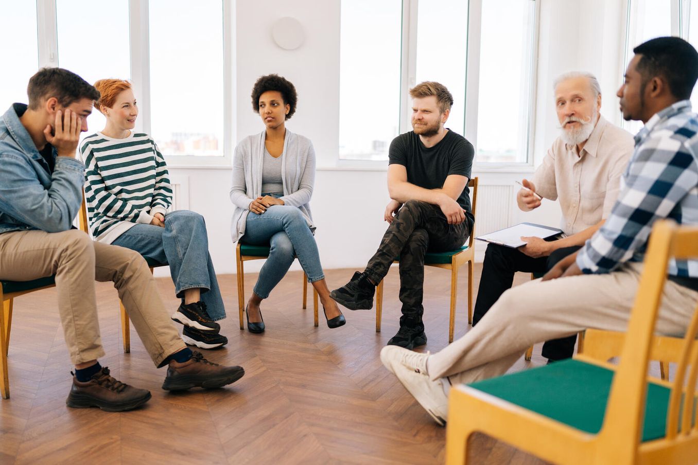 Psychologie Studium – Student hält Gruppentherapiesitzung
