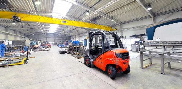 Servicefahrer nehmen Waren aus dem Lager entgegen Servicefahrer nehmen Waren aus dem Lager entgegen