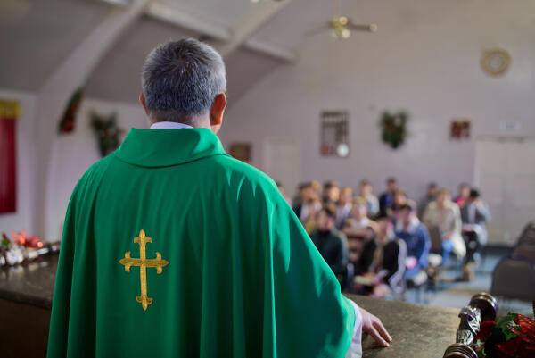 Priester hält Predigt