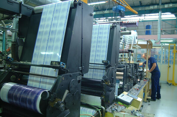 Technischer Konfektionär verbindet Plastikplanen Technischer Konfektionär verbindet Plastikplanen