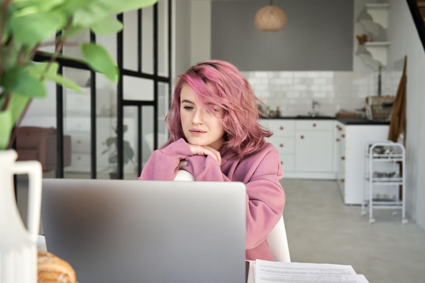 Online Studiengaenge – Studierende sitzt Zuhause vor dem Laptop