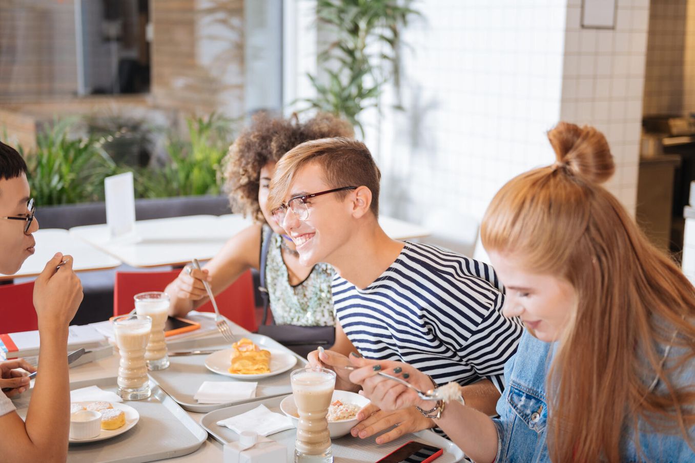 Studierendenwerke – Studierende sitzen gemeinsam beim Essen