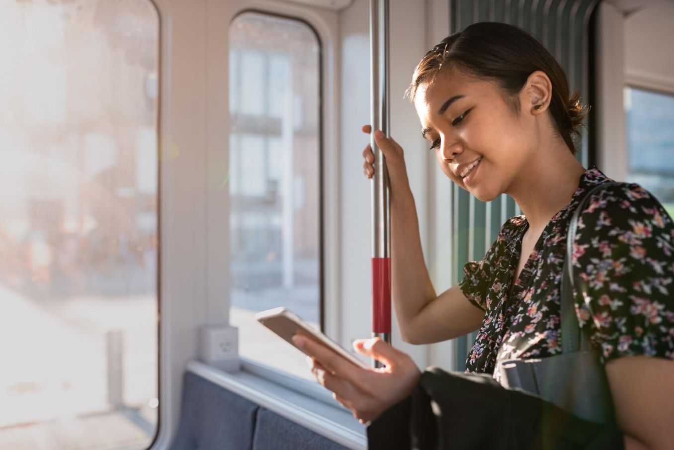 Studentin in der Bahn benutzt App für ihr Studium