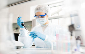 Pharmazie Studium – Pharmakantin im Labor Pharmazie Studium – Pharmakantin im Labor