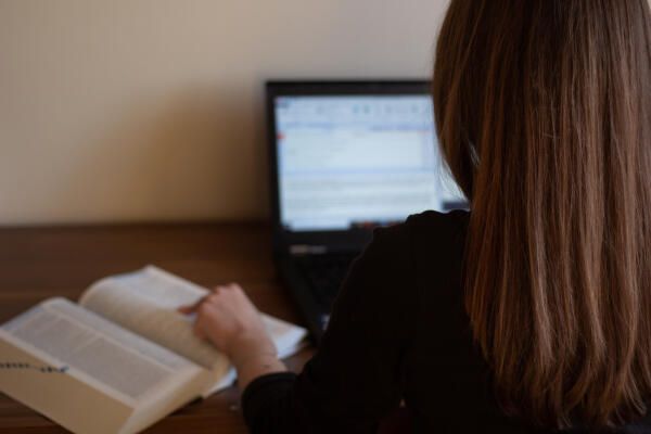 Übersetzerin arbeitet mit Wörterbuch