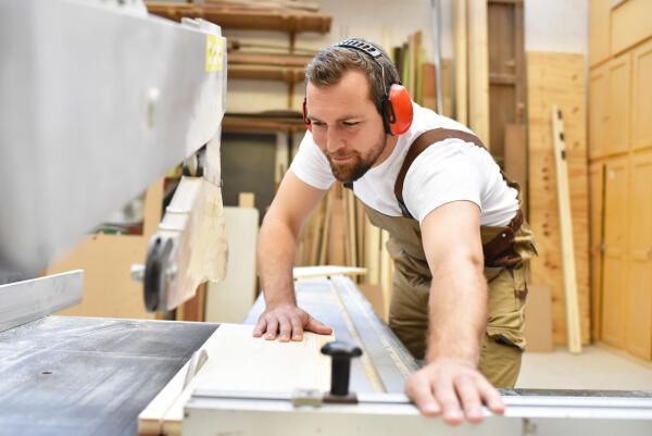 Böttcher arbeiten mit Holz