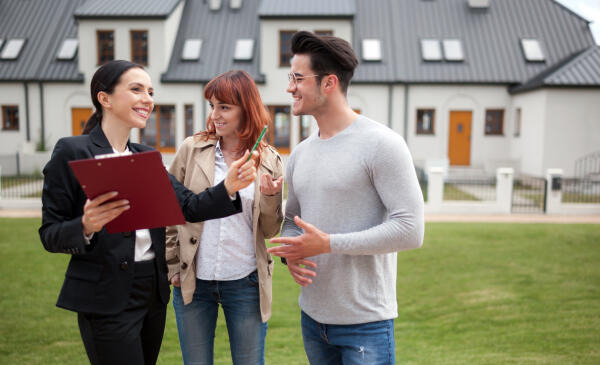 Immobilienmaklerin bei Wohnungsbesichtigung