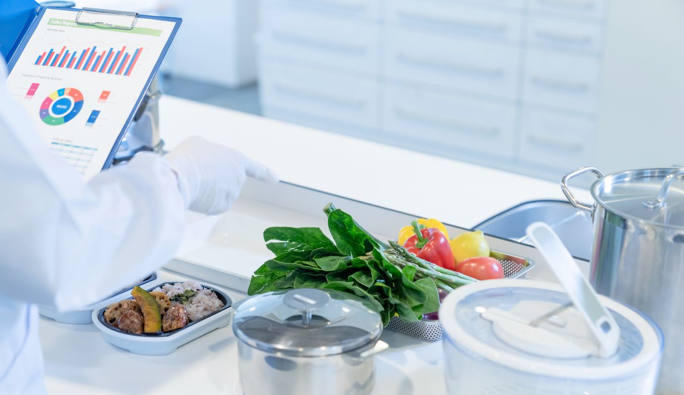 Lebensmitteltechnologie Studium – Laborant evaluiert verschiedene Gemuesesorten
