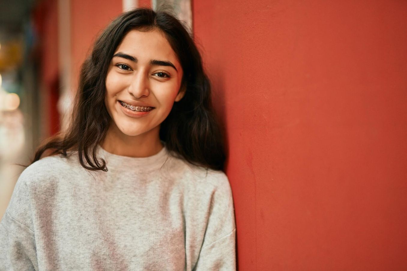Kindergeld Student – Junge Frau lächelt