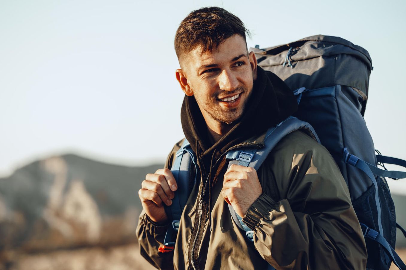 Work and Travel – Junger Mann mit Rucksack