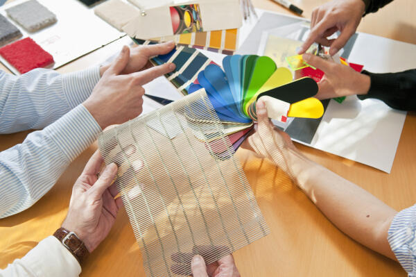 Kunden zu Material und Farben beraten Kunden zu Material und Farben beraten
