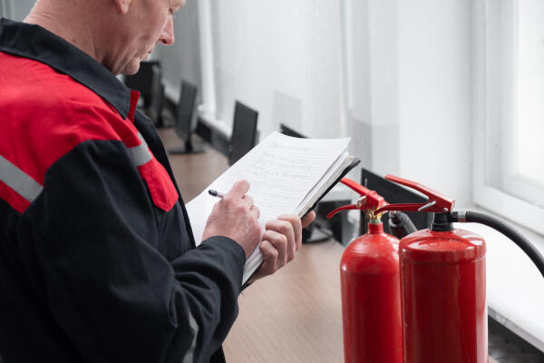 Brandschutzsachverständiger kontrolliert Brandschutz in einem Gebäude Brandschutzsachverständiger kontrolliert Brandschutz in einem Gebäude