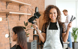 Friseurin bei der Arbeit Friseurin bei der Arbeit