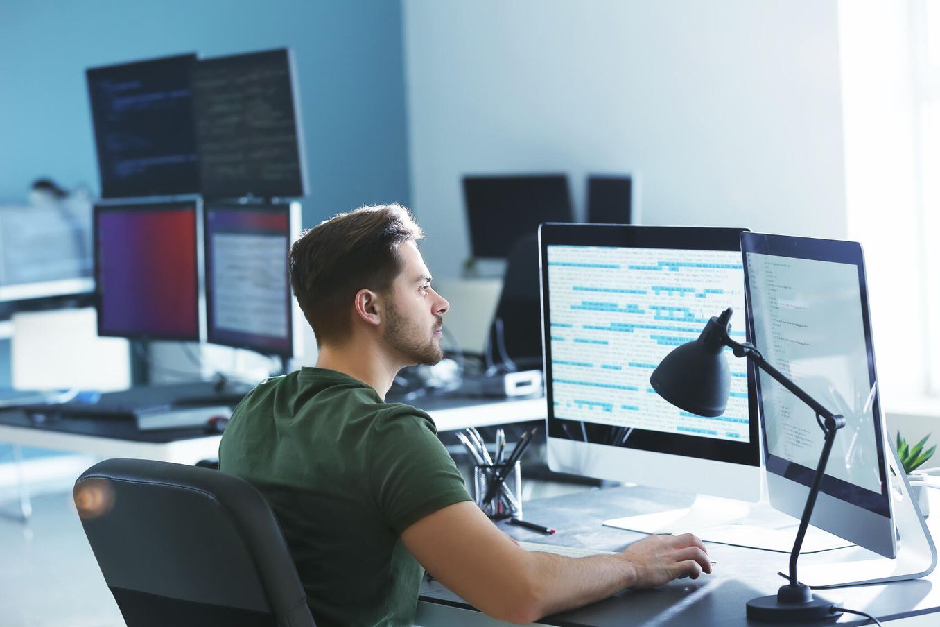 Bioninformatik Studium – Student wertet biologische Daten am PC aus