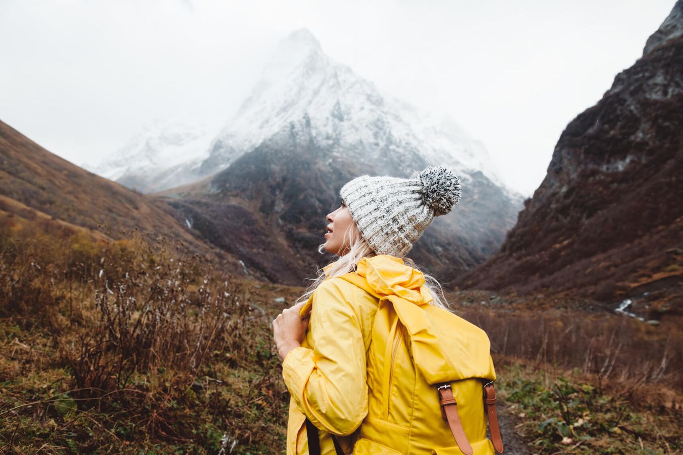 Studenten Reisen – Studentin beim Wandern in den Bergen