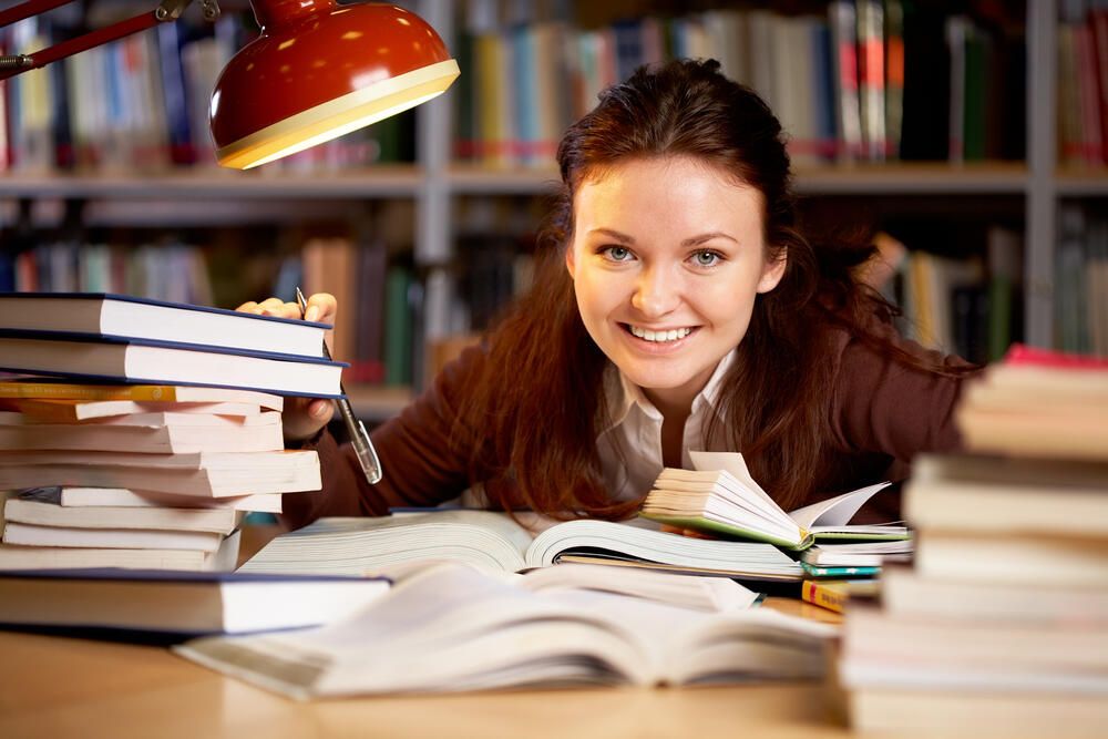 Studentin lernt für ihr Buchwissenschaft Studium