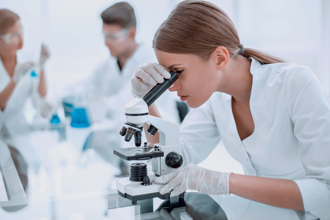 Naturwissenschaften Studium – Studentin betrachtet Zellen unter einem Mikroskop