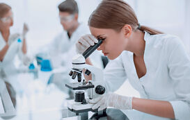 Naturwissenschaften Studium – Studentin mit Mikroskop Naturwissenschaften Studium – Studentin mit Mikroskop