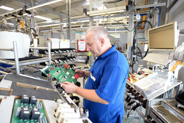 Systemelektroniker arbeitet im Entwicklungslabor Systemelektroniker arbeitet im Entwicklungslabor