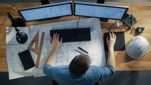 Bautechnischer Assistent arbeitet mit CAD-Programm Bautechnischer Assistent arbeitet mit CAD-Programm