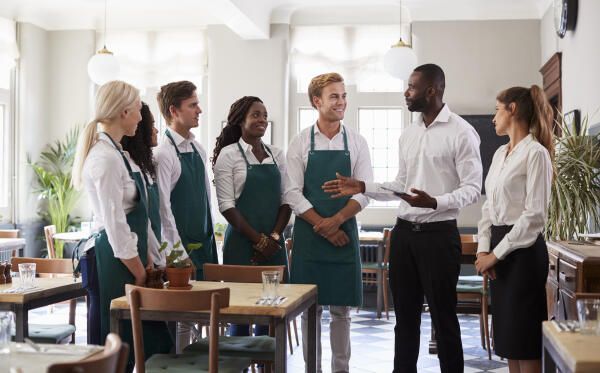 Assistent Hotelmanagement in Besprechung