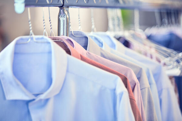 Textilreiniger hängen die saubere Wäsche für die Endaufbereitung auf