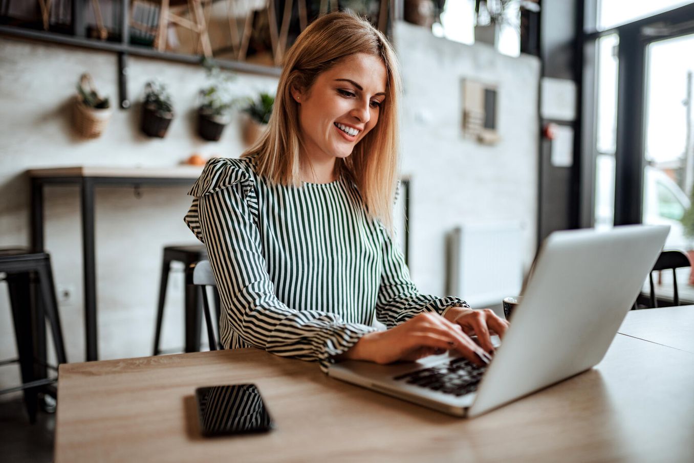 Frau im Germanistik Studium recherchiert am Laptop