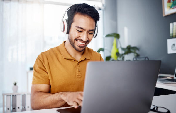 Social Influencer bespricht eine Kooperation mit einem Unternehmen Social Influencer bespricht eine Kooperation mit einem Unternehmen