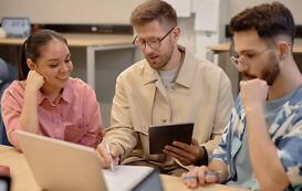 Reliabilität in der Forschung - Studenten arbeiten an Experiment Reliabilität in der Forschung - Studenten arbeiten an Experiment