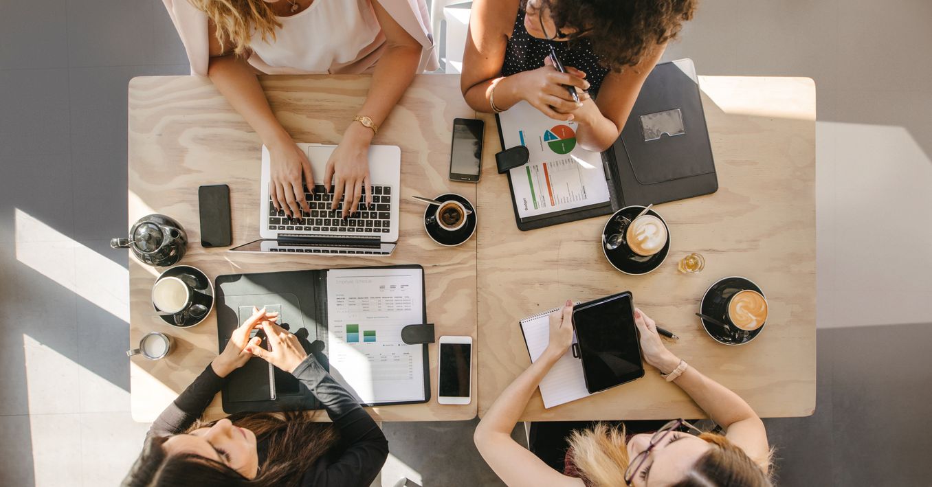 E-Commerce Studium – vier Studentinnen in einer Lerngruppe von oben
