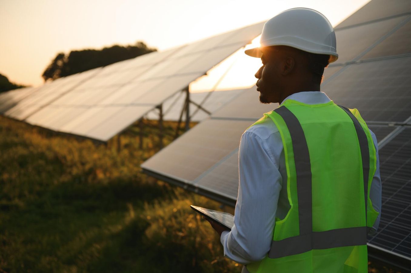Student beschäftigt sich mit erneuerbaren Energien im Energiemanagement Studium