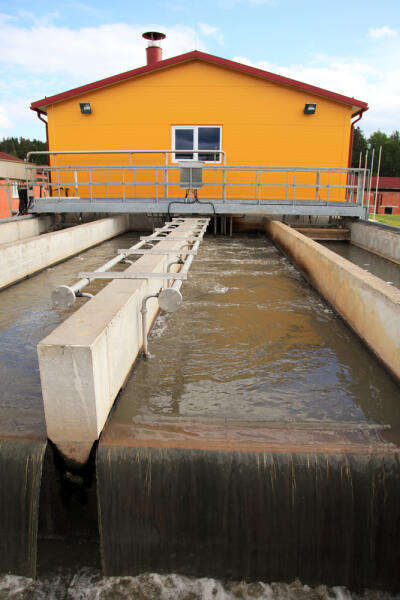 Fachkräfte für Wasserwirtschaft beschäftigen sich mit Anlagen zur Wasserver- und -entsorgung
