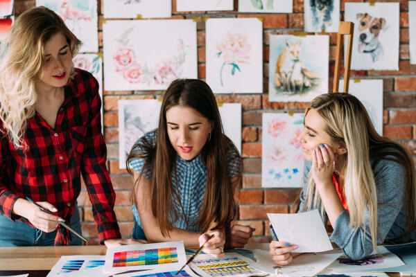 Kunstlehrerin unterrichtet Farblehre Kunstlehrerin unterrichtet Farblehre