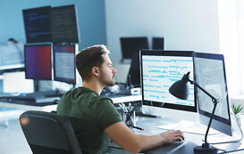 Mann vor PC Mann vor PC