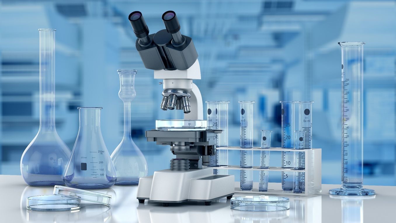 Chemie Studium – Mikroskop und Reagenzglaeser im Labor