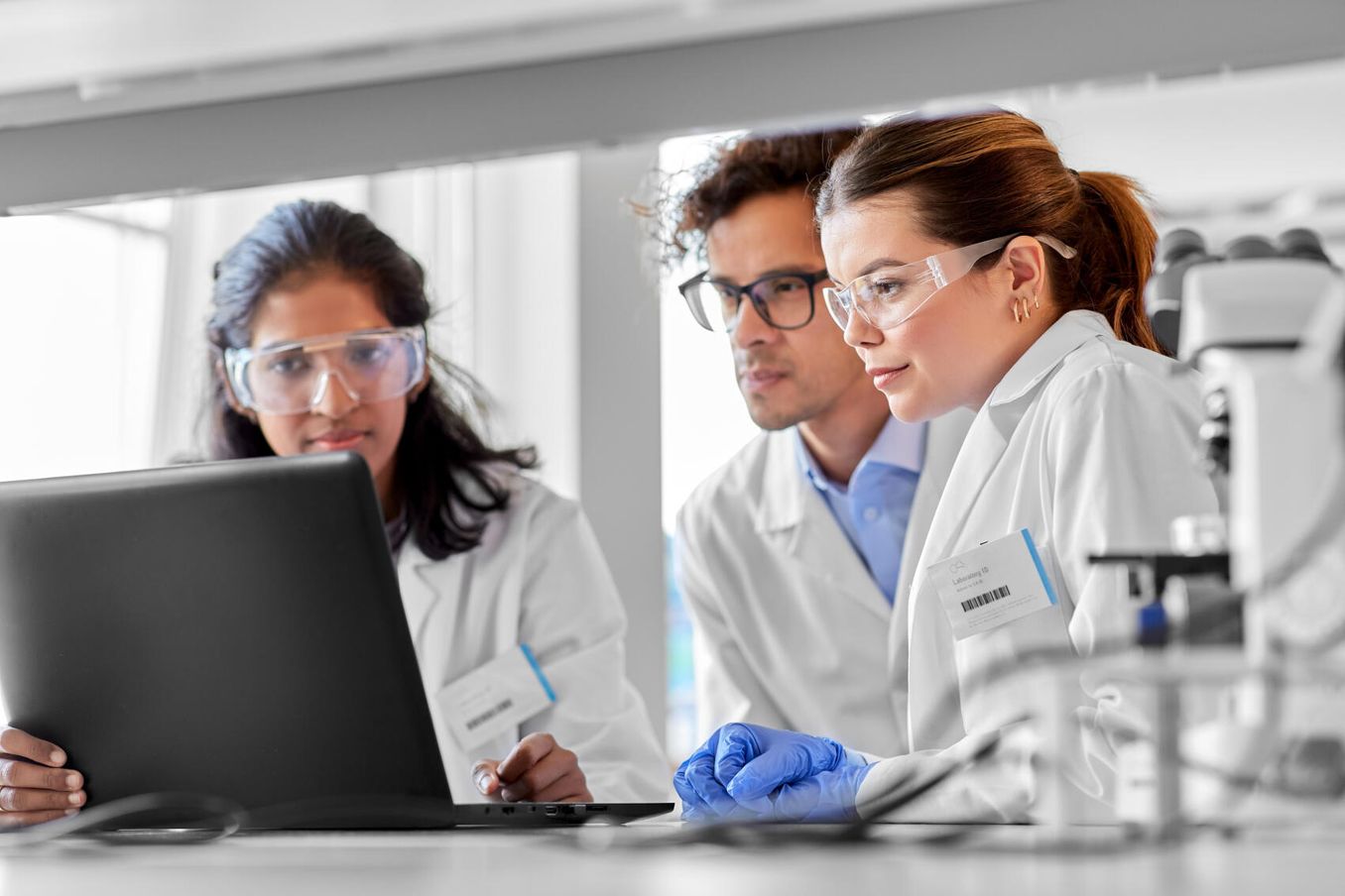 Studenten im Bioingenieurwesen Studium analysieren Daten
