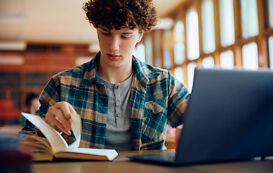 Student arbeitet an Fallstudie Student arbeitet an Fallstudie