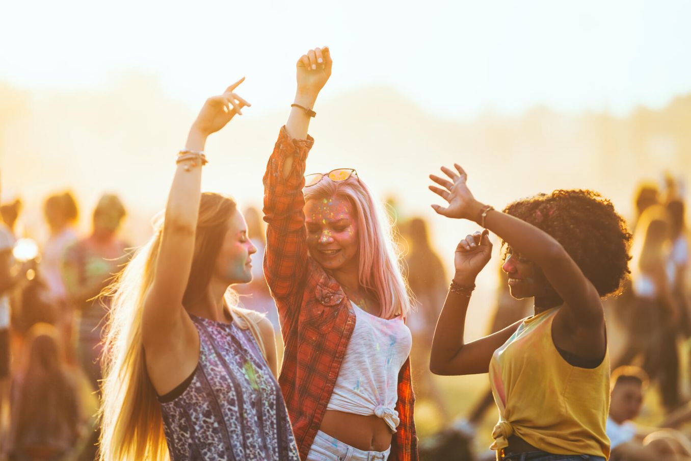 Studierende tanzen auf einer Studentenparty im Sommer