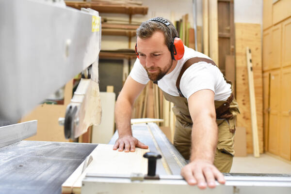 Arbeit mit der Säge Arbeit mit der Säge