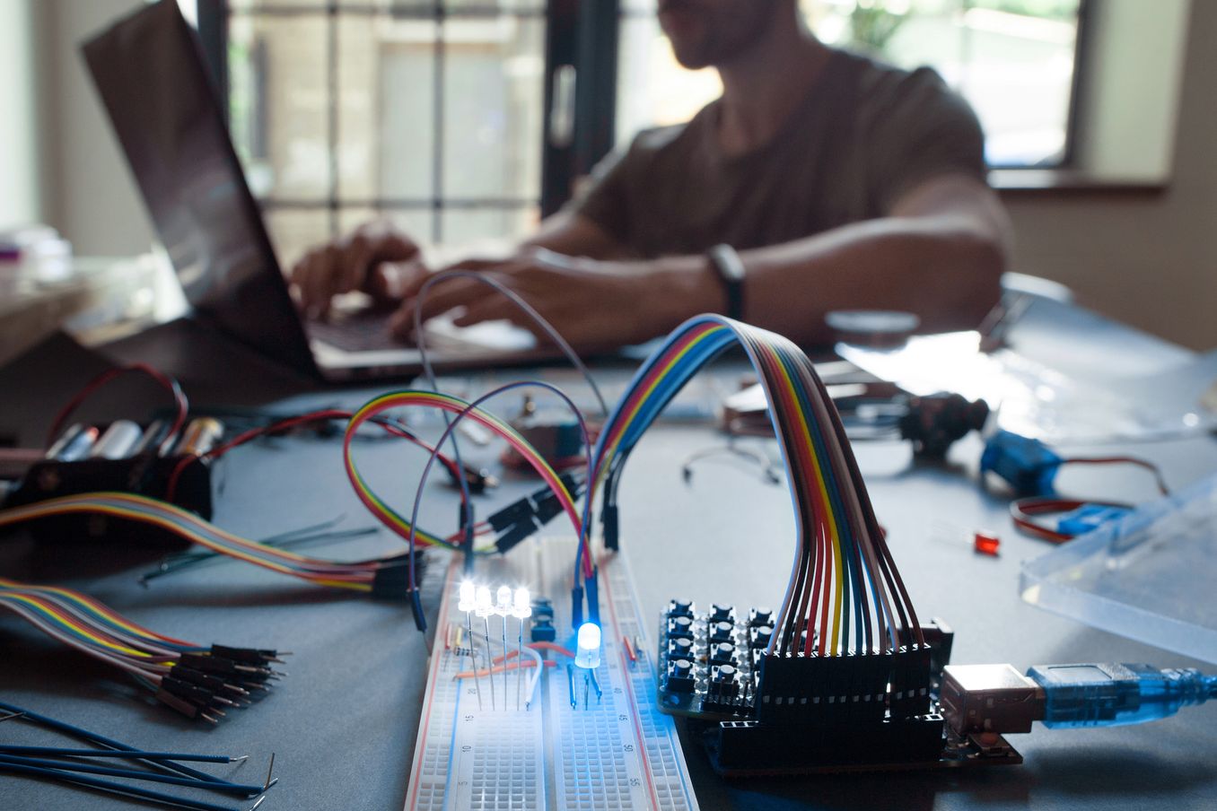 Elektro- und Informationstechnik Studium – Student arbeitet am Laptop