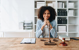 Justizfachangestellter – Justizfachangestellte bei der Arbeit Justizfachangestellter – Justizfachangestellte bei der Arbeit