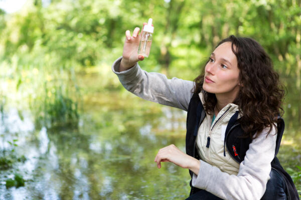 Biologisch-technische Assistenten entnehmen Wasserproben im Freien