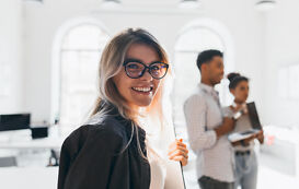 Content Managerin bei der Arbeit Content Managerin bei der Arbeit