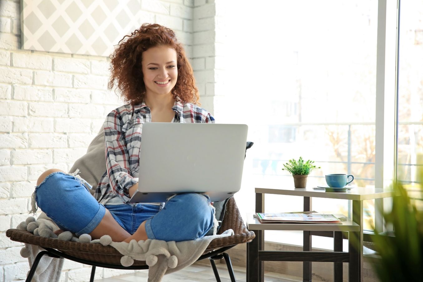 Umwelttechnik Studium – Studentin arbeitet am Laptop