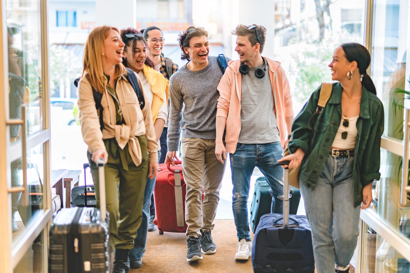 Sprachreise – Gruppe von Studierenden erreicht ihr Hotel